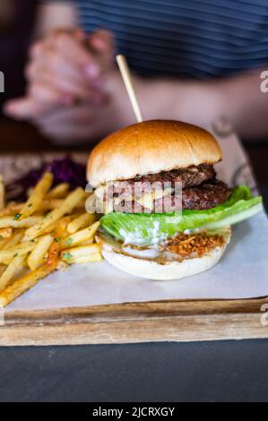 Hamburger au bœuf et frites Banque D'Images