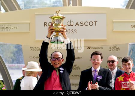 Teo Ah Kbaling le propriétaire de l'État de repos célèbre avec le trophée aux côtés de l'entraîneur Joseph O'Brien et du jockey Shane Crosse (à l'extrême droite) après avoir remporté les enjeux du Prince de Galles pendant la deuxième journée de Royal Ascot à l'hippodrome d'Ascot. Date de la photo: Mercredi 15 juin 2022. Banque D'Images