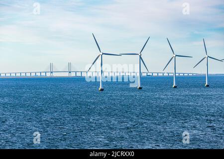 Le parc éolien offshore de Middelgrunden à l'Øresund près de Copenhague, Danemark - Pont Øresund entre Copenhague et Malmo, Suède est en arrière-plan. Banque D'Images