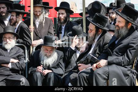 Londres, Royaume-Uni. 15th juin 2022. Une délégation de rabbies juifs, accompagnée de membres orthodoxes haredi de la communauté juive du Royaume-Uni, s'est réunie en dehors du Parlement pour protester contre le projet de loi 2022 sur les écoles, qui passe par la Chambre des Lords. Le groupe considère le projet de loi sur les écoles comme une menace pour les aspects fondamentaux de la pratique juive et des principes religieux dans les écoles religieuses. Credit: Imagetraceur/Alamy Live News Banque D'Images