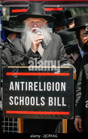 Londres, Royaume-Uni. 15th juin 2022. Le rabbin Herschel Gluck OBE est un rabbin britannique, président de Shomrim à Stamford Hill, président du Forum arabo-juif, parle. Une délégation de rabbies juifs, accompagnée de membres orthodoxes haredi de la communauté juive du Royaume-Uni, s'est réunie en dehors du Parlement pour protester contre le projet de loi 2022 sur les écoles, qui passe par la Chambre des Lords. Le groupe considère le projet de loi sur les écoles comme une menace pour les aspects fondamentaux de la pratique juive et des principes religieux dans les écoles religieuses. Credit: Imagetraceur/Alamy Live News Banque D'Images