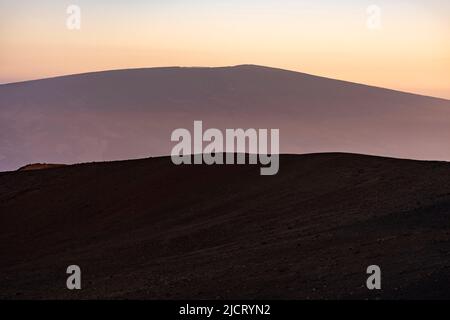 Coucher de soleil sur le sommet de Mauna Kea sur la grande île d'Hawaï Banque D'Images