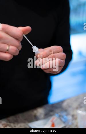 test covid à la maison pour hommes Banque D'Images