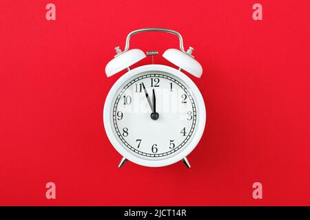 Réveil de cinq à douze minutes sur fond rouge. Copier l'espace Banque D'Images