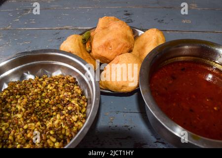 Aloo Batata Vada est la nourriture populaire de Mumbai, la nourriture de rue Maharastran mangée avec le rassa et sgered servi avec des chilins verts entiers et ussal Banque D'Images