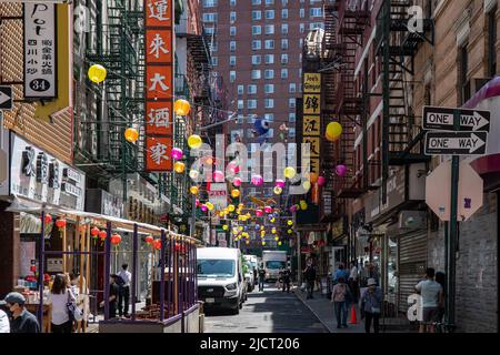 Vue sur la rue Pell Street dans le quartier chinois de Manhattan, New York City, États-Unis d'Amérique Banque D'Images