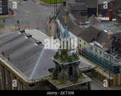 Prises de vue aériennes de Burslem Stoke-on-Trent, y compris l'Ange de Robbie Williams, l'hôtel de ville, la tour de cloche de l'église St Josephs et les bâtiments abandonnés Banque D'Images
