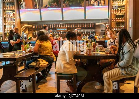 Activation de la marque pour le thé brassé Gold Peak au Clinton Hall de Midtown Manhattan à New York mardi, 7 juin 2022. Le thé glacé est une marque de Coca-Cola Company. (© Richard B. Levine) Banque D'Images