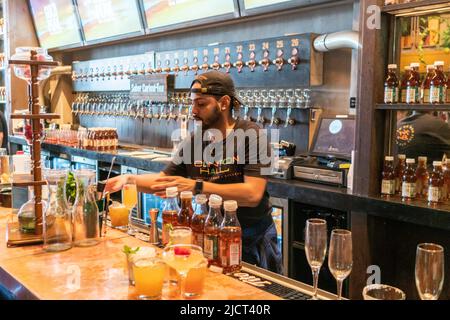 Le mixologue prépare des « cocktails » lors d'une activation de marque pour le thé brassé Gold Peak au Clinton Hall de Midtown Manhattan, à New York, mardi, 7 juin 2022. Le thé glacé est une marque de Coca-Cola Company. (© Richard B. Levine) Banque D'Images