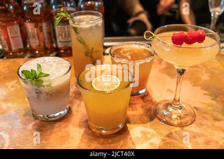 Sélection de « mocktails » lors d'une activation de marque pour le thé brassé Gold Peak au Clinton Hall de Midtown Manhattan à New York, mardi, 7 juin 2022. Le thé glacé est une marque de Coca-Cola Company. (© Richard B. Levine) Banque D'Images