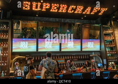 Activation de la marque pour le thé brassé Gold Peak au Clinton Hall de Midtown Manhattan à New York mardi, 7 juin 2022. Le thé glacé est une marque de Coca-Cola Company. (© Richard B. Levine) Banque D'Images
