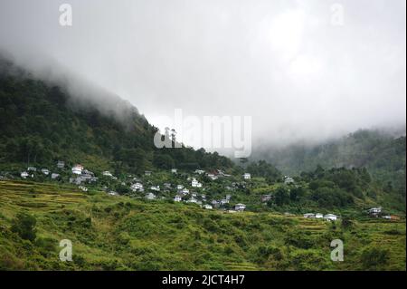 Province de montagne, Philippines : paysage de Sagada éthéré d'une communauté éloignée au sommet d'une montagne couverte de brouillard par un jour sombre. Banque D'Images