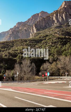 Vue panoramique sur les montagnes de Montserrat avec Asphalt Road en Catalogne. High Rock Peak près de Spanish Barcelona. Banque D'Images