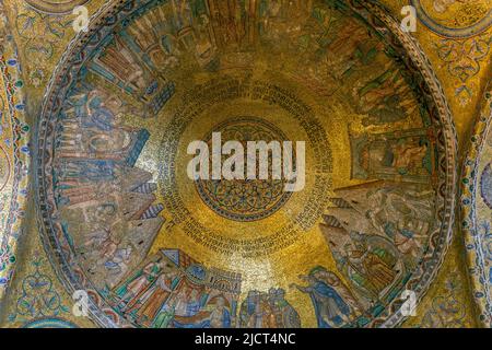 Venise, Italie - 06 09 2022: Mosaïques de plafond de la basilique Saint-Marc à Venise Banque D'Images