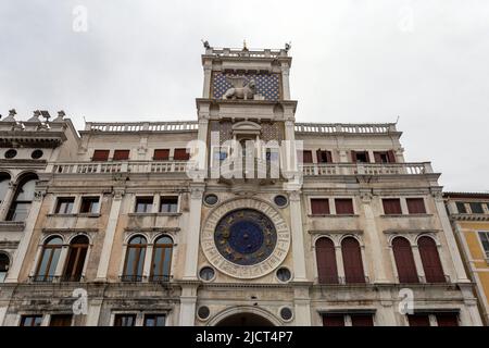 Venise, Italie - 06 09 2022: Le Clocktower avec l'arcade dans la Mercerie menant au Rialto à Venise Banque D'Images
