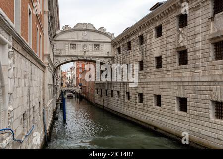 Venise, Italie - 06 09 2022: Le célèbre Pont des Soupirs de Venise. Banque D'Images