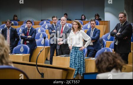 2022-06-15 18:17:40 LA HAYE - (VLNR) Jan Paternotte (D66), Gert-Jan Segers (ChristenUnie), Sophie Hermans (VVD) et Pieter Heerma (CDA) au cours du débat avec la Chambre des représentants sur les plans budgétaires pour l'année prochaine qui sont inclus dans le Mémorandum de printemps . Le budget a été converti en milliards d'euros, mais la pression sur le cabinet augmente pour faire plus pour les dépenses des ménages les plus pauvres. ANP BART MAAT pays-bas hors - belgique hors Banque D'Images