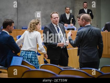 2022-06-15 18:14:29 LA HAYE - Sophie Hermans (VVD), Pieter Heerma (CDA), Jan Paternotte (D66) et Gert-Jan Segers (ChristenUnie) au cours du débat avec la Chambre des représentants sur les plans budgétaires pour l'année prochaine qui sont inclus dans le Mémorandum de printemps. Le budget a été converti en milliards d'euros, mais la pression sur le cabinet augmente pour faire plus pour les dépenses des ménages les plus pauvres. ANP BART MAAT pays-bas hors - belgique hors Banque D'Images