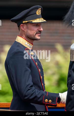 Oslo 20220615.le prince héritier Haakon inspecte sa Majesté la Garde du roi au camp de Huseby, mercredi. Photo: Terje Pedersen / NTB Banque D'Images