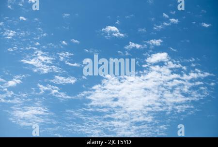 Rottweil, Allemagne. 15th juin 2022. Des nuages de voile peuvent être vus dans le ciel bleu au-dessus de Rottweil. Crédit : Silas Stein/dpa/Alay Live News Banque D'Images