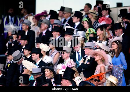 Les Racegoers regardent avant le début de la dernière course de la journée, le Palais de Kensington met pendant la deuxième journée de Royal Ascot à l'hippodrome d'Ascot. Date de la photo: Mercredi 15 juin 2022. Banque D'Images