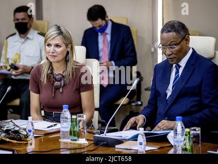 2022-06-15 19:10:16 DAKAR - la Reine Maxima rencontre le vice-gouverneur, Mamadou Diop, de la Banque Centrale des Etats de l'Afrique de l'Ouest (BCEAO). Après la Côte d'Ivoire, Maxima s'est rendue au Sénégal en tant qu'avocate spéciale du Secrétaire général des Nations Unies pour le financement inclusif pour le développement. KOEN VAN WEEL pays-bas sortie - belgique sortie Banque D'Images