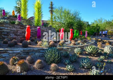 Etats-Unis, PHENIX, ARIZONA- 17 NOVEMBRE 2019: Figurines d'animaux en plastique multicolores parmi les cactus de différentes espèces dans le jardin botanique du Phoenix, Banque D'Images