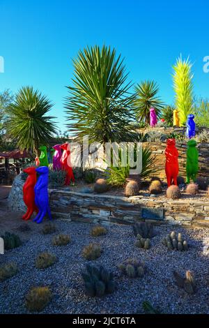 Etats-Unis, PHENIX, ARIZONA- 17 NOVEMBRE 2019: Figurines d'animaux en plastique multicolores parmi les cactus de différentes espèces dans le jardin botanique du Phoenix, Banque D'Images