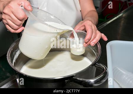 Élaboration de yaourt naturel avec du lait de chèvre Banque D'Images