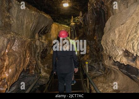 Visiteurs en casques de sécurité dans les superbes grottes de White SCAR à Ingleton, dans le North Yorkshire, en Angleterre. Banque D'Images