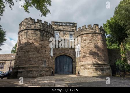 Maison d'entrée du château de Skipton, construite en 1090 par Robert de Romille, dans la ville marchande de Skipton, dans le North Yorkshire, Royaume-Uni. Banque D'Images