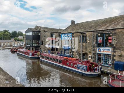 Vue générale sur les bateaux sur le canal de Leeds et Liverpool dans la ville de marché de Skipton, North Yorkshire, Royaume-Uni. Banque D'Images