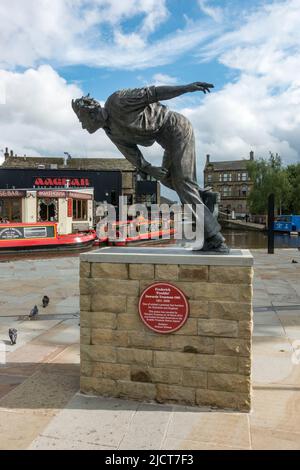 Frederick 'Freddie' Sewards Trueman statue de Graham Ibbeson dans la ville marchande de Skipton, dans le North Yorkshire, Royaume-Uni. Banque D'Images
