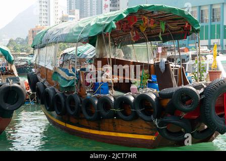 Bateaux sur l'eau dans le port d'Aberdeen, Hong Kong, montrant le style de vie des habitants dans le contexte de la vie moderne. Banque D'Images