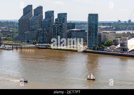 Un canot de sauvetage et un ancien coupe-voile passent devant la péninsule de Greenwich sur le Rover Thames à l'est de Londres. Banque D'Images