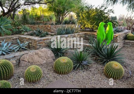 Etats-Unis, PHENIX, ARIZONA- 17 NOVEMBRE 2019: Figurines d'animaux en plastique multicolores parmi les cactus de différentes espèces dans le jardin botanique du Phoenix, Banque D'Images