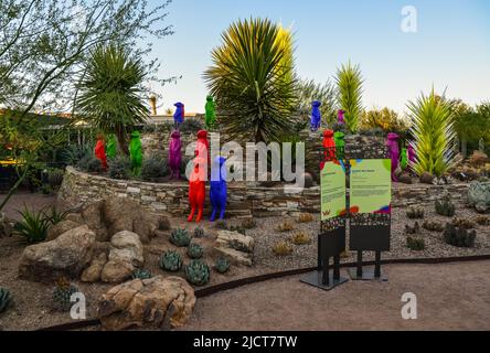 Etats-Unis, PHENIX, ARIZONA- 17 NOVEMBRE 2019: Figurines d'animaux en plastique multicolores parmi les cactus de différentes espèces dans le jardin botanique du Phoenix, Banque D'Images