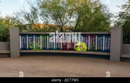 USA, PHENIX, ARIZONA- 17 NOVEMBRE 2019: Un signe disant «l'honneur de rouleau de soutien. Jardin botanique du désert à l'entrée du Phoenix Botanical Garden Banque D'Images