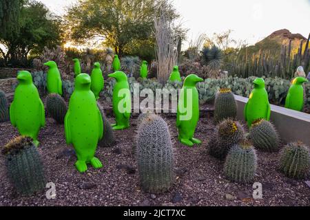 Etats-Unis, PHENIX, ARIZONA- 17 NOVEMBRE 2019: Figurines d'animaux en plastique multicolores parmi les cactus de différentes espèces dans le jardin botanique du Phoenix, Banque D'Images