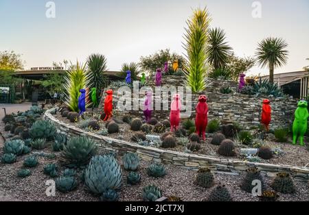 Etats-Unis, PHENIX, ARIZONA- 17 NOVEMBRE 2019: Figurines d'animaux en plastique multicolores parmi les cactus de différentes espèces dans le jardin botanique du Phoenix, Banque D'Images