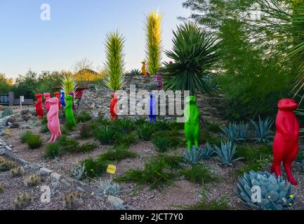 Etats-Unis, PHENIX, ARIZONA- 17 NOVEMBRE 2019: Figurines d'animaux en plastique multicolores parmi les cactus de différentes espèces dans le jardin botanique du Phoenix, Banque D'Images