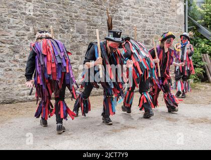 Flagcrackers of Skipton (Craven) se produisant et s'amusant à Cappelside Farm Rathmell, dans le Yorkshire, à l'Open Farm Day, le 12th juin 2022. Banque D'Images