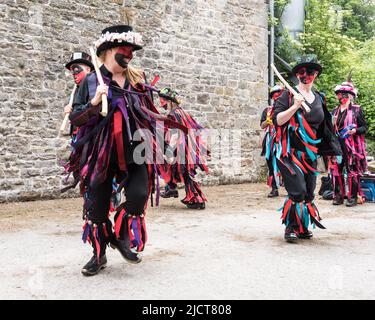 Flagcrackers of Skipton (Craven) se produisant et s'amusant à Cappelside Farm Rathmell, dans le Yorkshire, à l'Open Farm Day, le 12th juin 2022. Banque D'Images