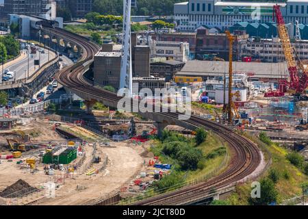 Vue aérienne du DLR à West Silvertown et du bâtiment environnant, tiré de Trinity Bouy Wharf, E14. Banque D'Images