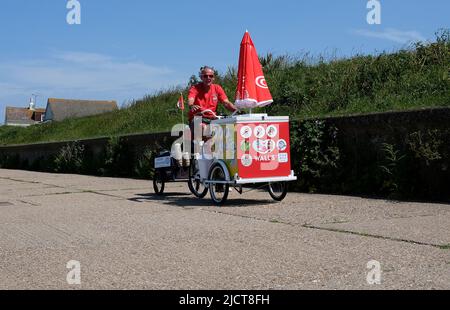 glace homme sur le transport mobile, hampton-on-sea station balnéaire, est kent, royaume-uni juin 2022 Banque D'Images