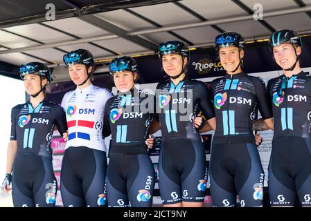 Leah Kirchmann, Pfeiffer Georgi, Charlotte Kool, Megan Jastrab, Franziska Koch, Lorena Wiebes cyclistes de l'équipe DSM au London RideClassique Banque D'Images