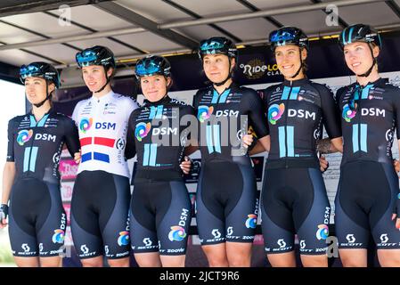 Leah Kirchmann, Pfeiffer Georgi, Charlotte Kool, Megan Jastrab, Franziska Koch, Lorena Wiebes cyclistes de l'équipe DSM au London RideClassique Banque D'Images