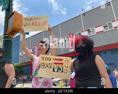 Des membres de la communauté LGBTQ+ et leurs partisans protestent contre Ron DeSantis, gouverneur de Floride, lors d’une conférence conservatrice sur le leadership juif organisée par le Tikvah Fund, à Chelsea Piers, à New York, dimanche, à 12 juin 2022. Les militants sont mécontents de DeSantis et du projet de loi « ne dites pas gay » de Floridas ainsi que de Chelsea Piers qui a accueilli l’événement. (© Frances M. Roberts) Banque D'Images