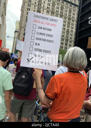 Samedi, des milliers de manifestants à New York lors de la Marche pour nos vies, 11 juin 2022 se joint aux dizaines de milliers de manifestants qui protestent dans les villes du pays en appelant à des lois plus strictes sur le contrôle des armes à feu à la suite des récentes fusillades de masse. Le rallye de New York a traversé le pont de Brooklyn et s'est terminé à Lower Manhattan. (© Frances M. Roberts) Banque D'Images