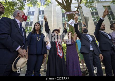 De gauche à droite, Phil Mendelson, président du Conseil, D.C., Brooke Pinto, membre du Conseil, Tawakkol Karman, lauréat du prix Nobel, Sarah Leah Whitson, Directrice exécutive DE DAWN, Nihad Awad, Directrice exécutive du Conseil sur les relations américano-islamiques (CAIR), et Abdullah Alaoudh, Directrice de recherche, Saudi et eau, démocratie pour le monde arabe aujourd'hui (DAWN), Tenez-vous devant la cérémonie de dévoilement pour un panneau de rue nommé d'après le regretté journaliste du poste de Washington Jamal Khashoggi, 'Khashoggi Way, devant l'ambassade d'Arabie Saoudite à Washington, DC mercredi, 15 juin 2022. Biden est programmé à mee Banque D'Images